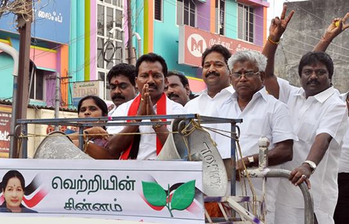 சிதம்பரத்தில் அண்ணா, எம்ஜிஆர் சிலைகளுக்கு மாலை அணிவித்து வாக்கு சேகரித்த அதிமுக வேட்பாளர்